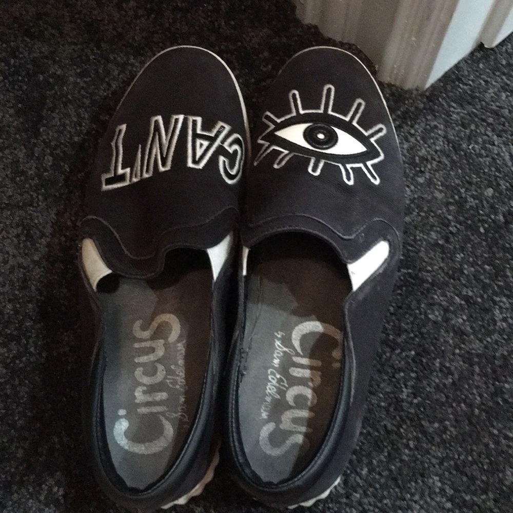 Sneaker slide on.